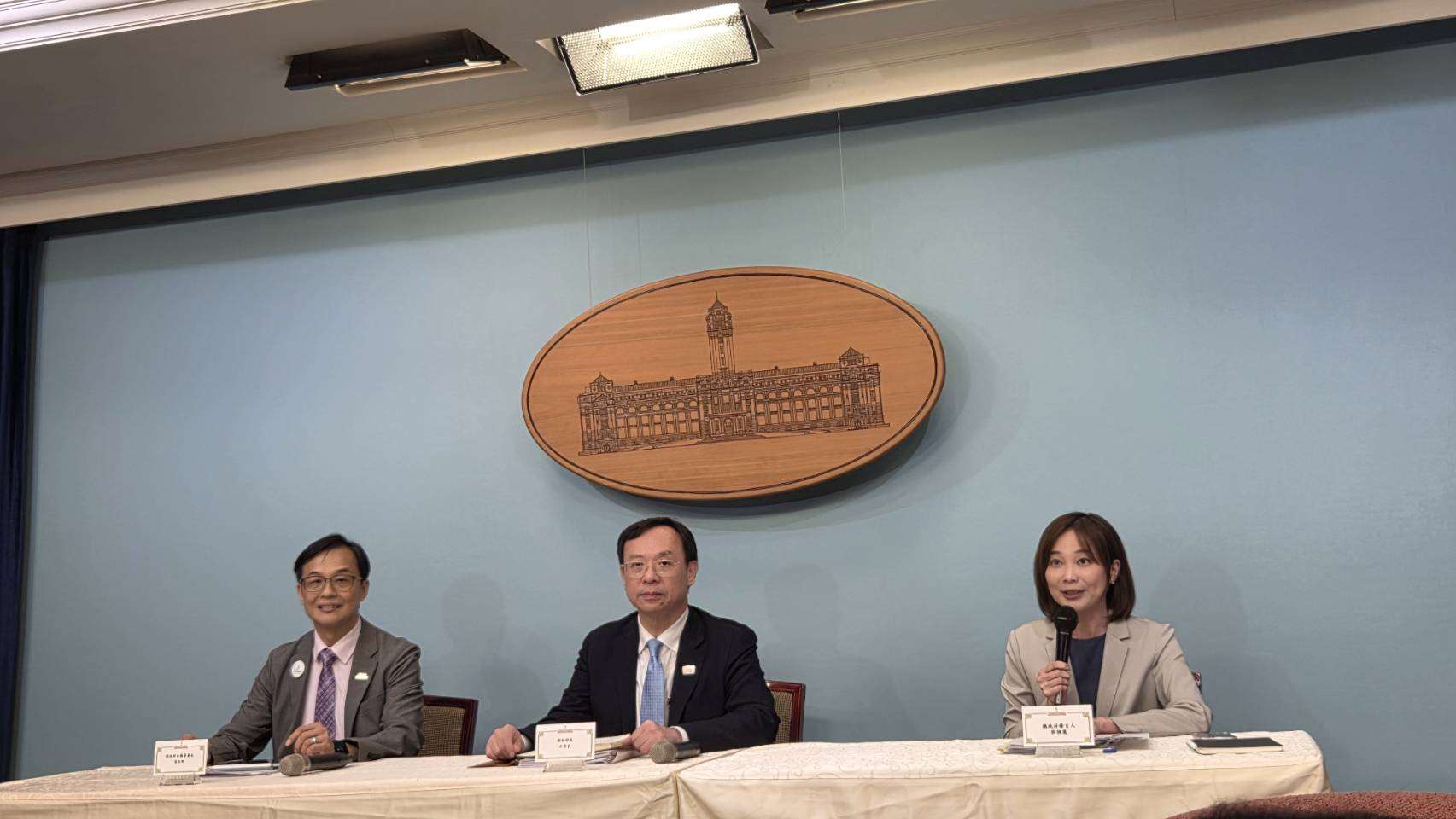 總統府「健康台灣推動委員會第五次委員會議」會後記者會，由總統府發言人郭雅慧（右一）、衛福部長石崇良（中）、食藥署署長姜至剛（左）進行說明 。（劉玉秋攝）