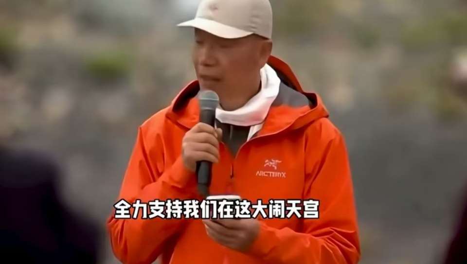 一段當天的現場影片顯示，蔡國強在煙火秀結束後發言，「感謝聰明動物們幫助…支持我們在這裡大鬧天宮」，再度引發輿論批評。(圖：微博)