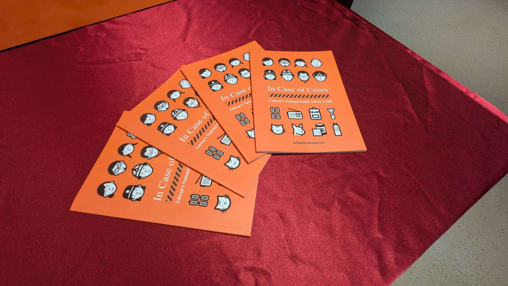 國防部發表最新版的「全民國防手冊」，以圖文說明的方式，宣傳「全社會防衛韌性理念」。(楊仁翔 攝)
