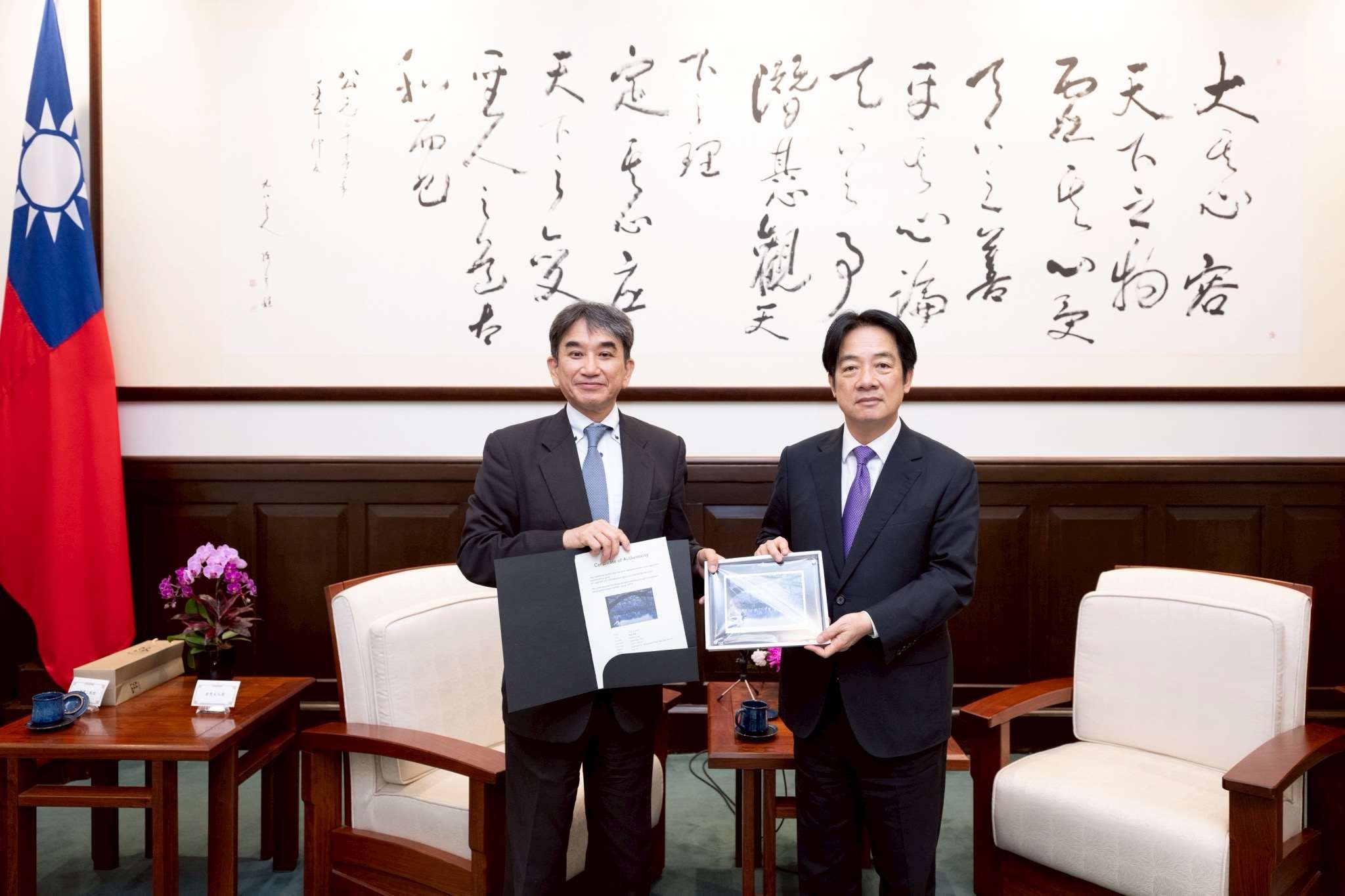 賴清德總統(右)今天(24日)下午接見日本立命館大學教授垂秀夫(左)。(圖 : 總統府flickr)