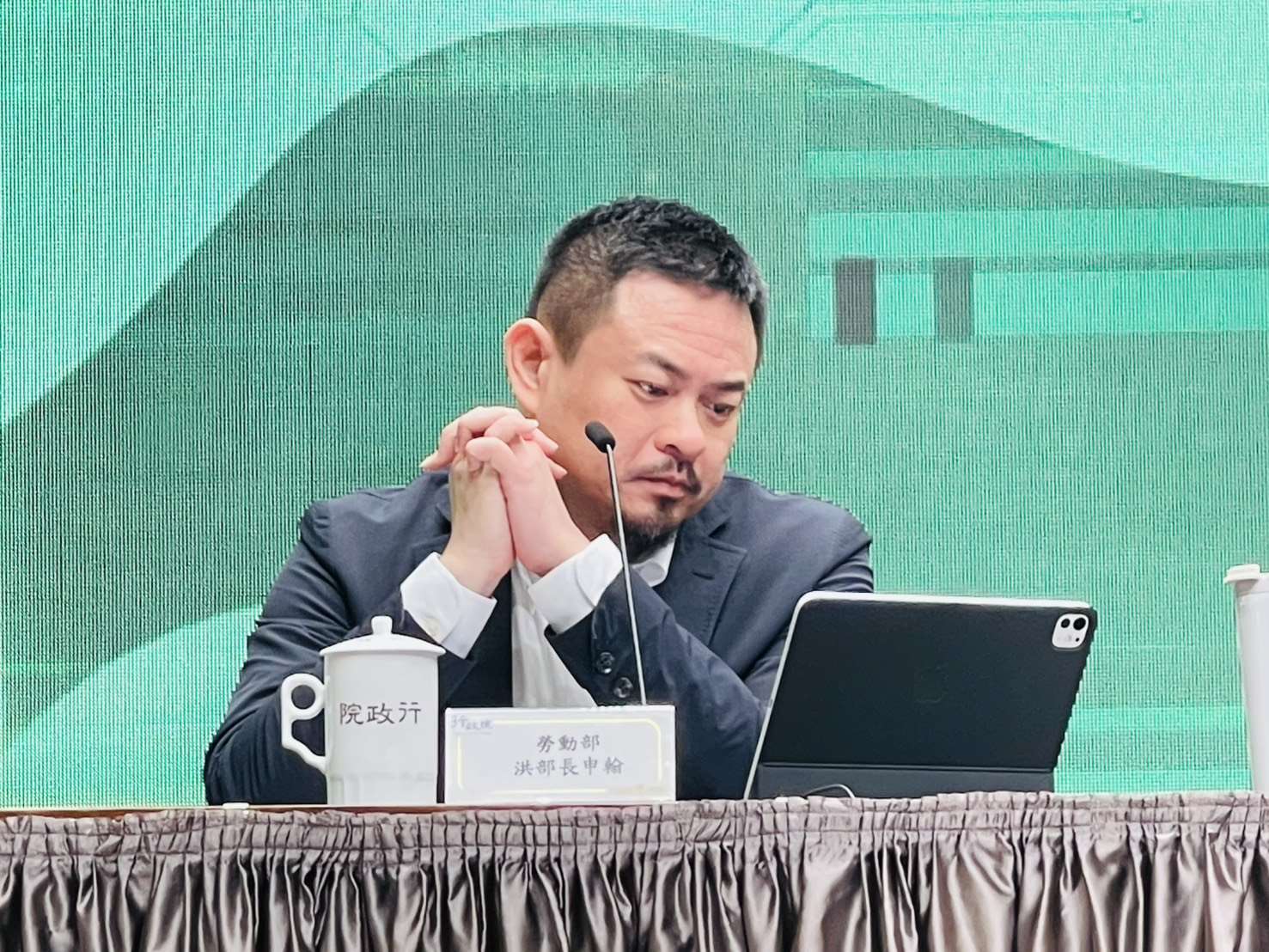 勞動部長洪申翰4日出席行政院院會表示，明年(2026年)起，針對育嬰留停請假及家庭照顧假，將採更彈性的請假制度。(鄭佑漢 攝)