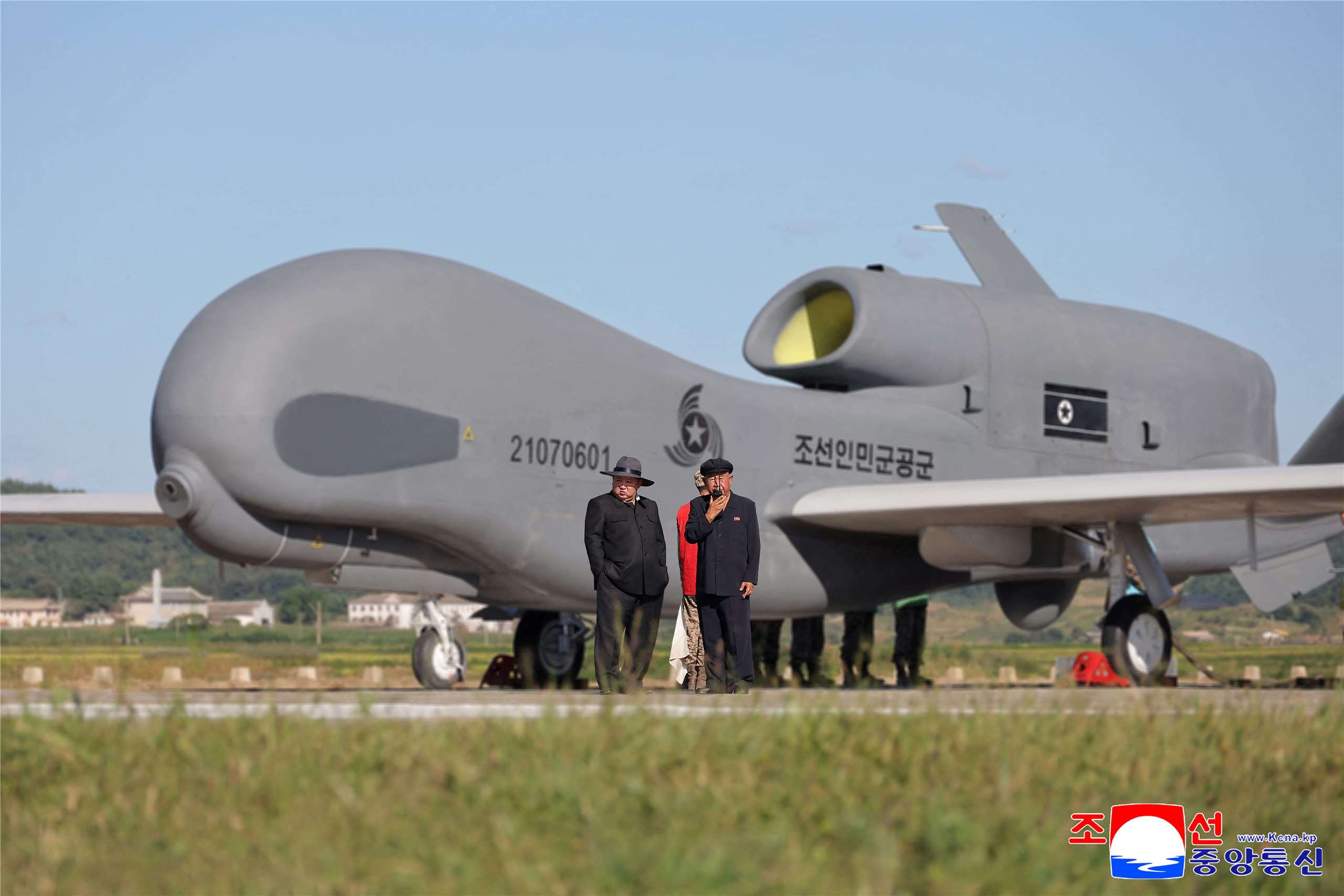 北韓官媒KCN 19日報導，北韓領導人金正恩(Kim Jong Un，左)18日視察了無人機測試。(AFP)