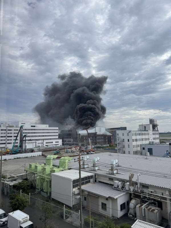 日本東京羽田機場拆除建築突冒黑煙。(X@Gt8VUlzRG7buafO)