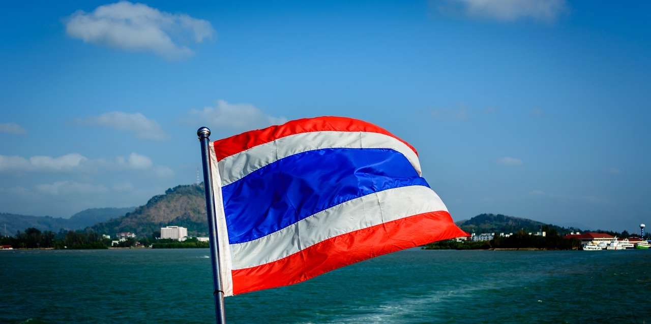 泰國執政黨為泰黨(Pheu Thai)秘書長今天(2日)表示，該黨仍在尋求籌組下一屆政府，但準備著手解散眾議院，此舉可能引發提前大選。圖為泰國國旗。(圖 : Pixabay)