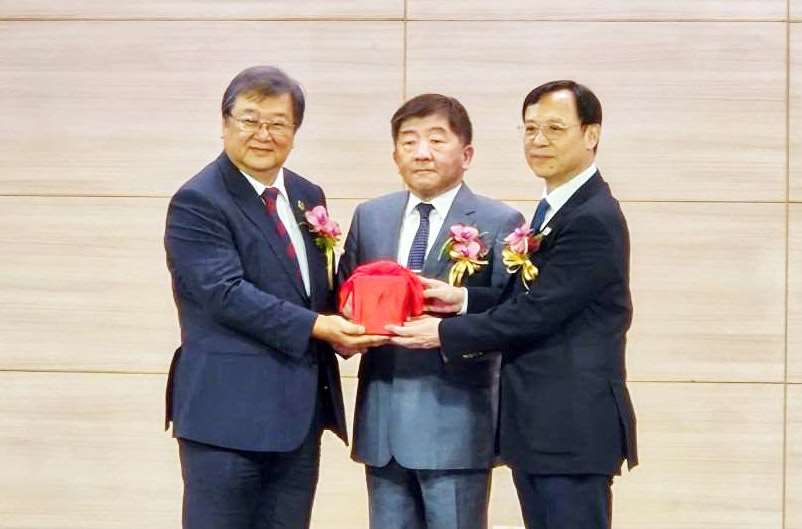 在政務委員陳時中(中)監交下，新任衛福部長石崇良(右)從卸任部長邱泰源(左)手中接下印信。(劉品希 攝)