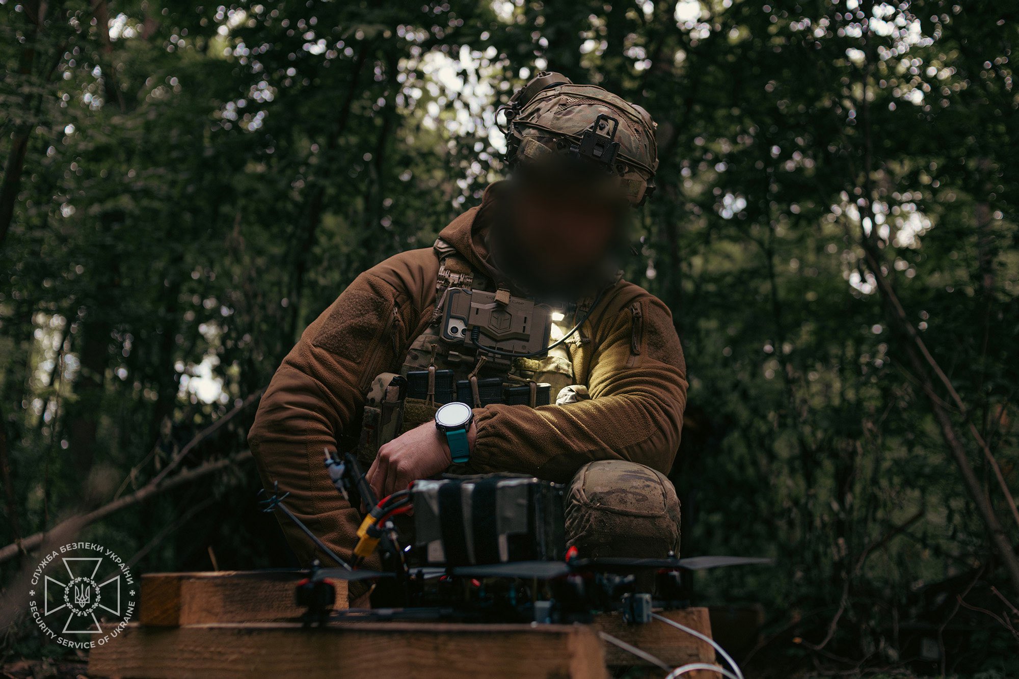 圖為烏克蘭安全局的無人機操作員。 (圖:X@ServiceSsu)