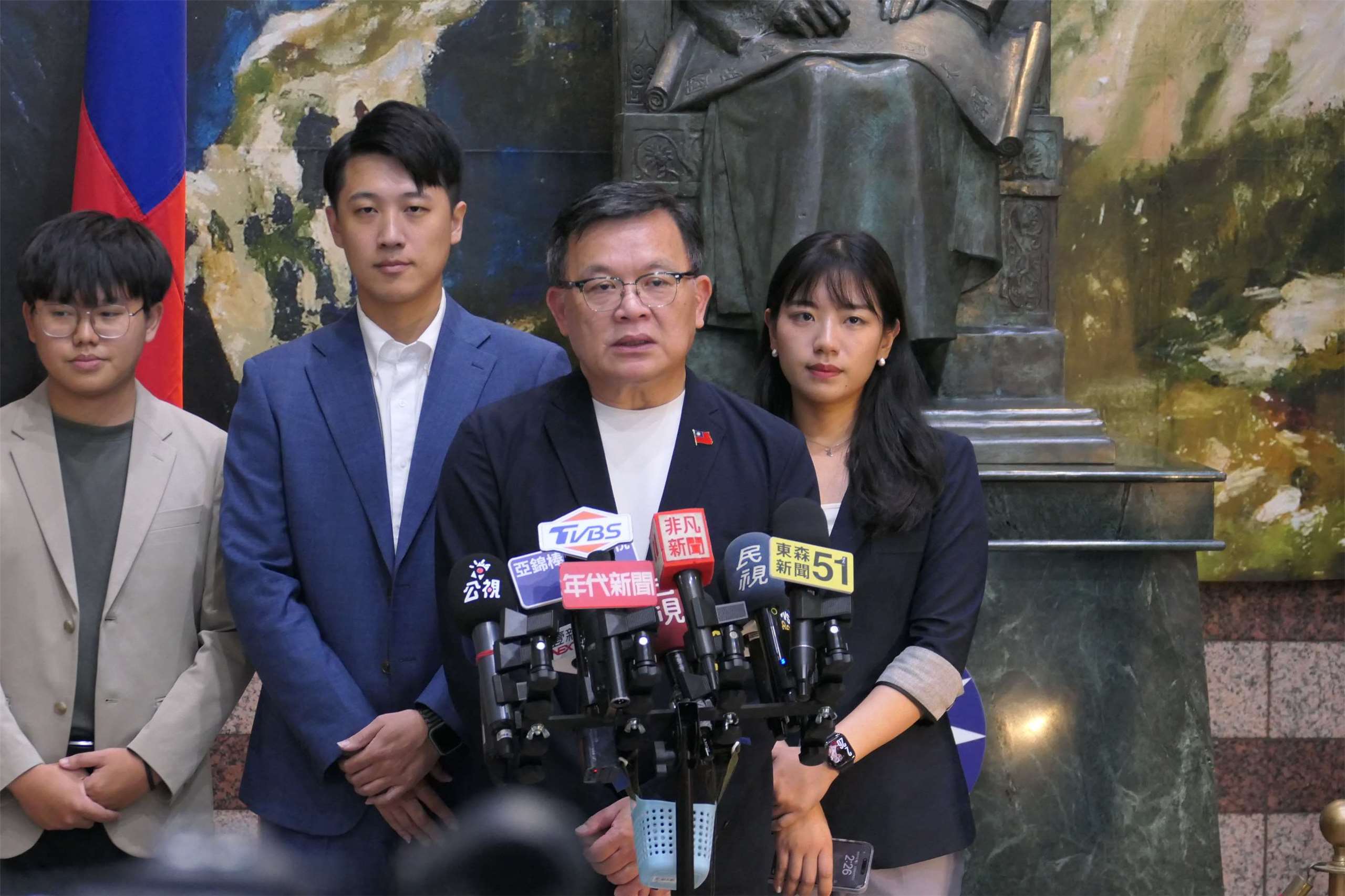 國民黨主席選舉開跑，國民黨文傳會主委林寬裕(左3)今天(17日)表示，未來會在不同區域舉辦5場或6場的政策說明會，以及可望舉行電視辯論，這將按照參選人的共識來安排。(趙婉淳 攝)

