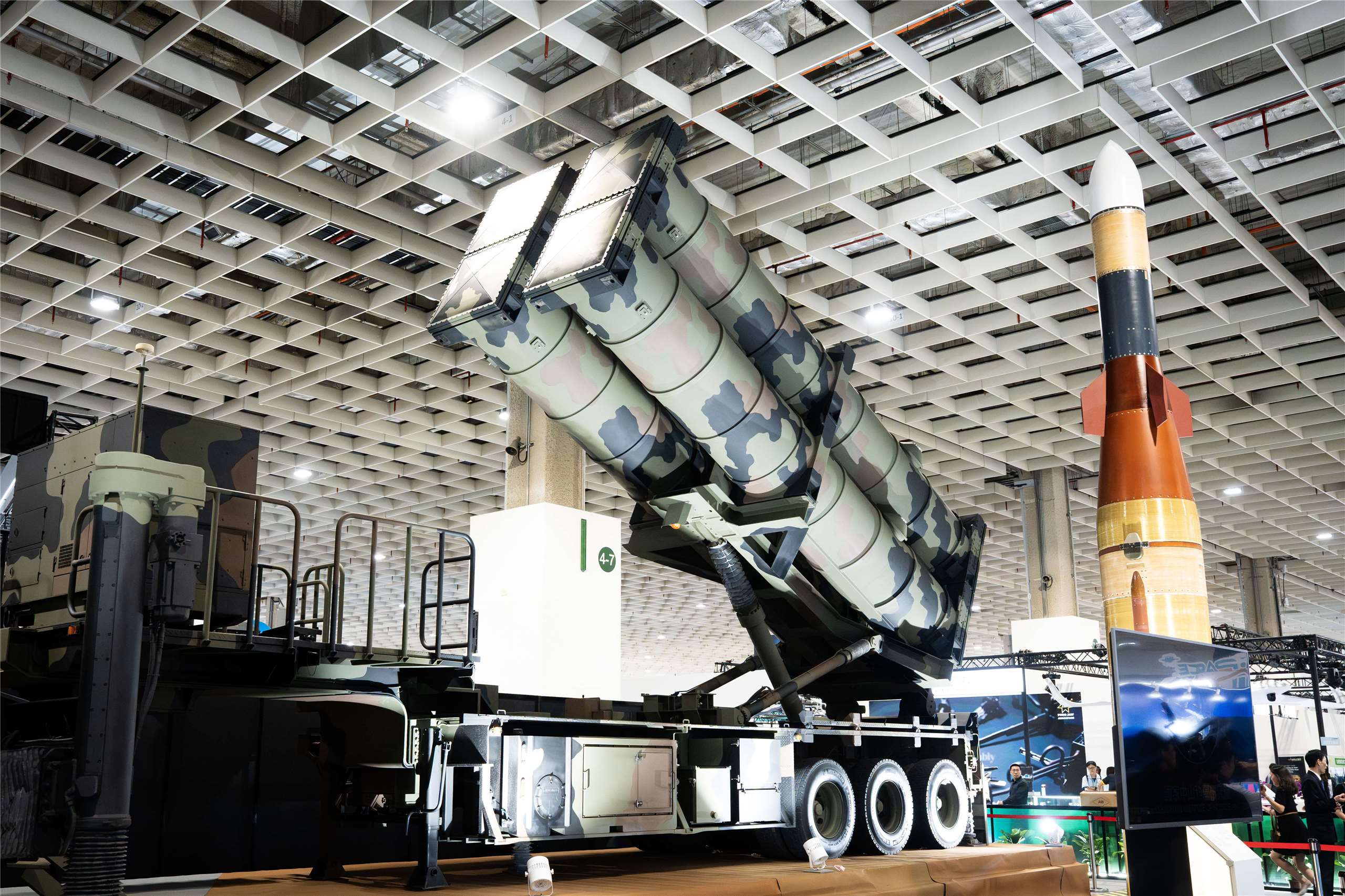 「2025台北國際航太暨國防工業展」將於18日登場，國防部首次展示由中科院自主研發的「強弓飛彈」系統，該系統攔截高度達70公里，可與我國現役防空飛彈形成重層火網。(楊仁翔 攝)