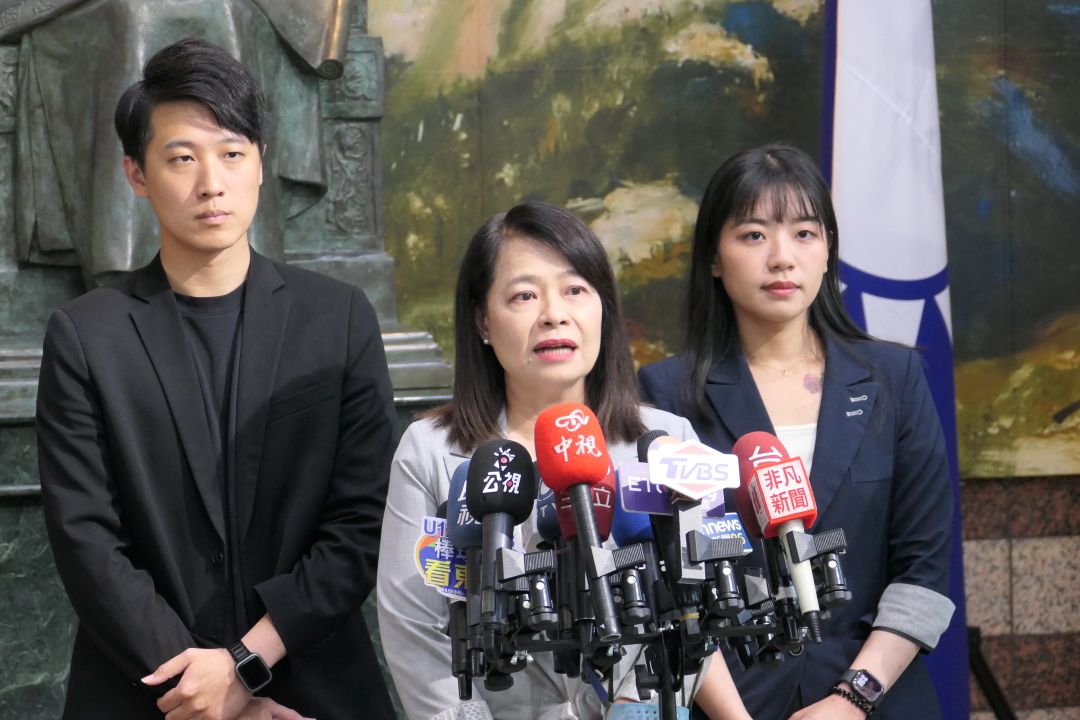 國民黨組發會主委許宇甄(中)會後受訪表示，黨中央在10月5日舉行電視政見說明會，並在六都各辦1場分區說明會。(資料照/趙婉淳 攝)