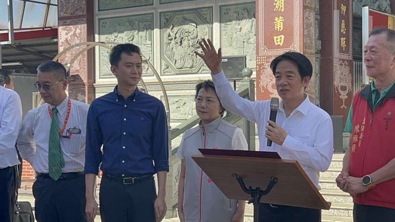 賴清德總統 （前右2）21日到竹北新天宮參香表示，政府將推動減稅，明年5月報稅時，年收入62萬元以下個人可免稅，夫妻撫養2名幼兒、年收164.1萬元的家庭也免稅；若再照顧2名長輩，年收212萬元亦可免稅。他強調，高收入者將承擔更多稅收，以強化國家照顧人民的能力。資料照。(圖：中央社)