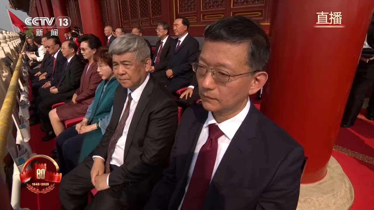 國民黨前主席洪秀柱(前排右3)出席中國在天安門舉行的閱兵儀式。(翻攝微博)