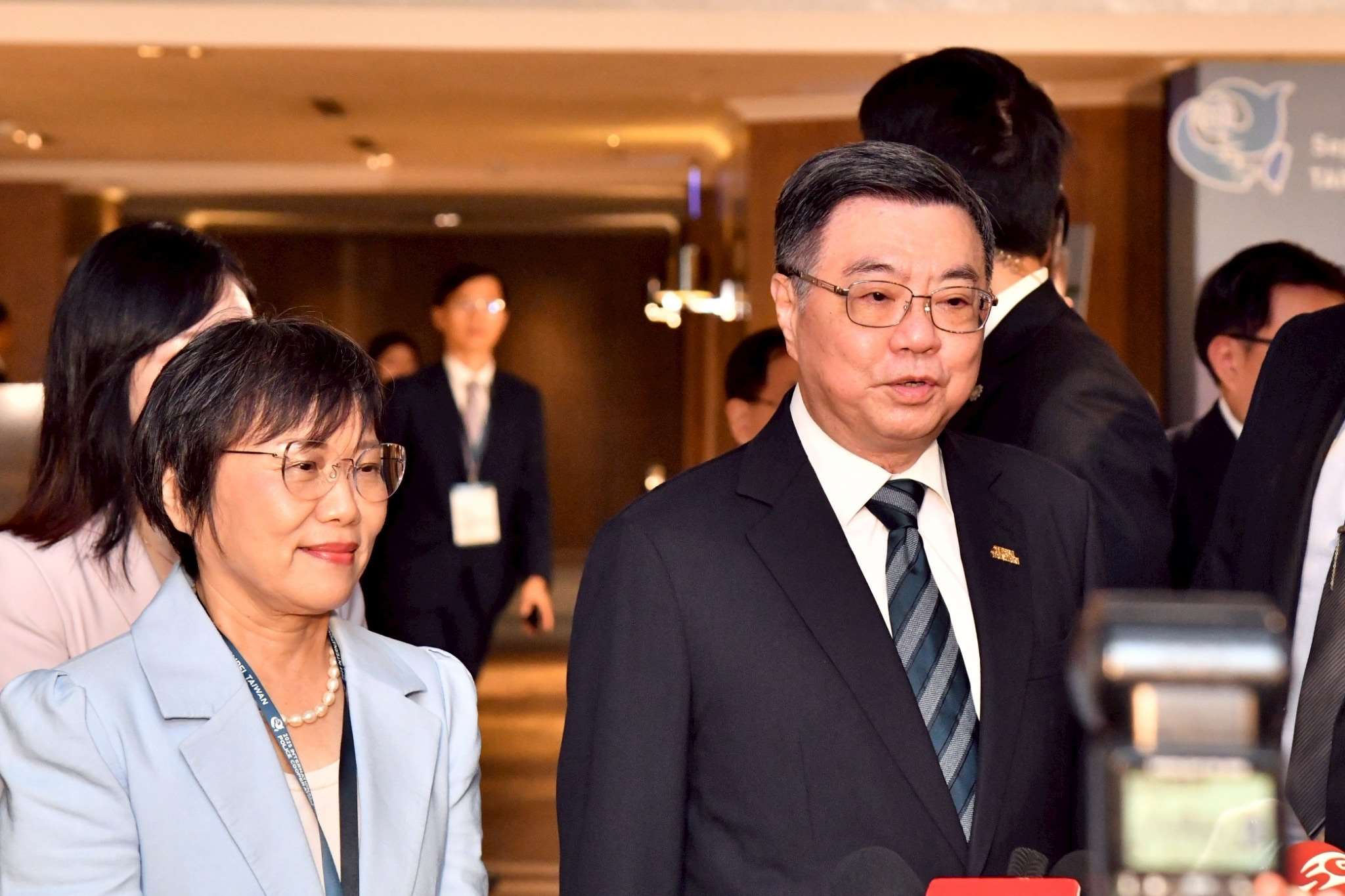 行政院長卓榮泰(右)與內政部長劉世芳(左)2日出席「2025國際警察合作論壇」。(圖：行政院提供)