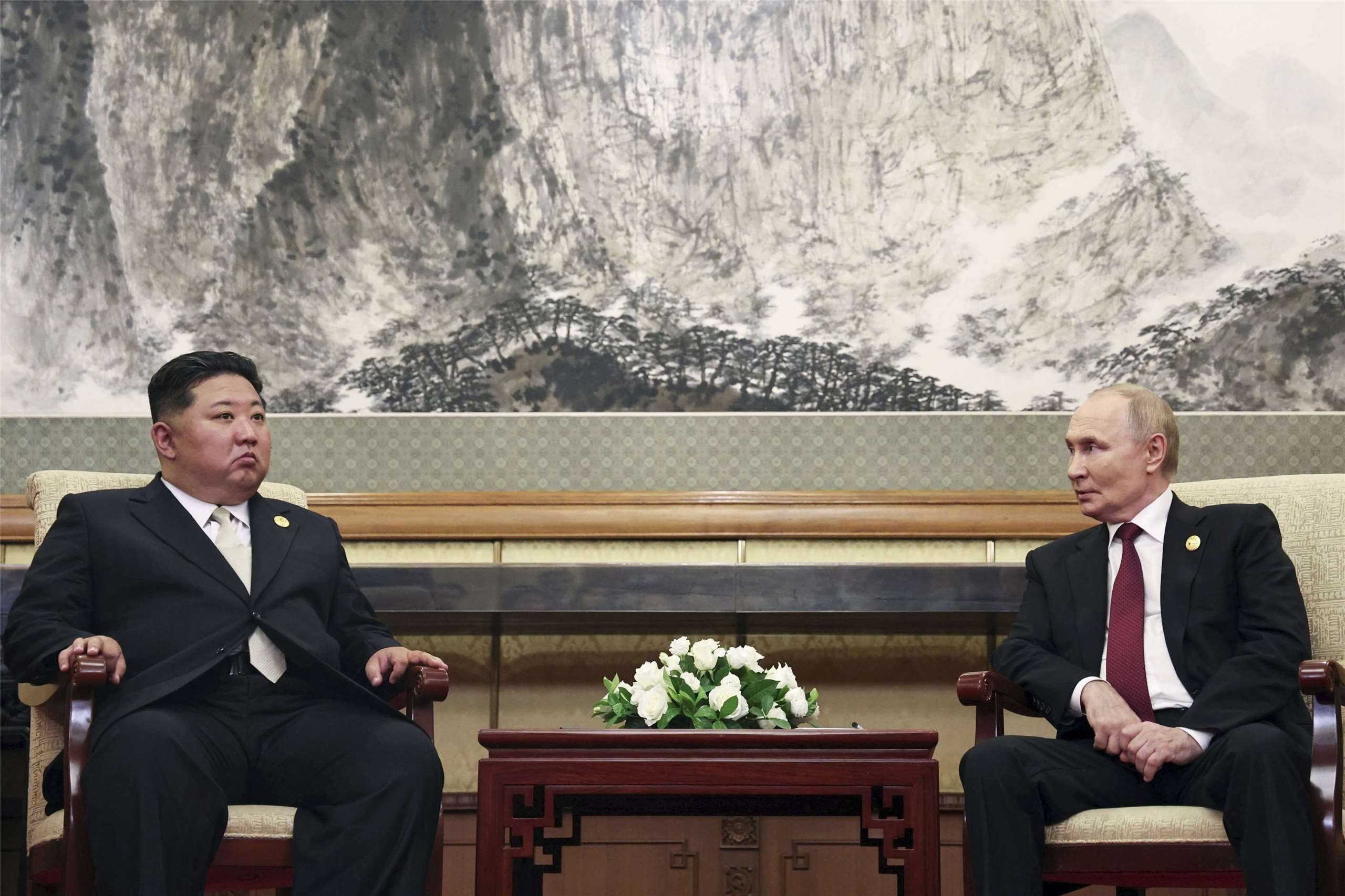 俄羅斯總統蒲亭(Vladimir Putin，右)和北韓領導人金正恩(Kim Jong Un，左)3日出席在北京舉辦的九三大閱兵，兩人並在活動期間舉行雙邊會晤。