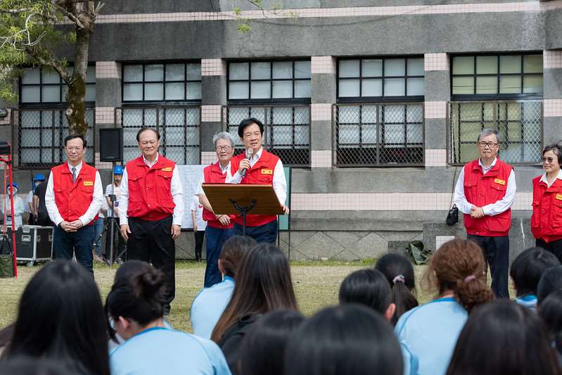 配合「國家防災日」演練，賴清德總統(圖)19日前往宜蘭蘭陽女中視察大規模震災疏散及應變，有學生將與總統合影照片貼上網路，卻遭網友嘲諷，因而提告。(總統府提供)