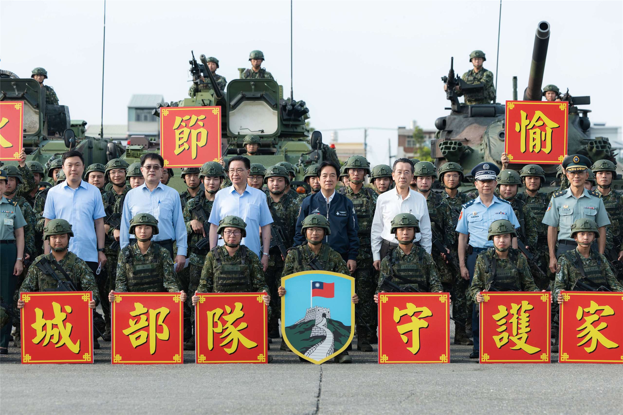 中秋節將屆，賴清德總統26日下午前往嘉義勗勉「陸軍步兵257旅」、「陸軍機步234旅聯兵1營」(圖)及「空軍第四聯隊」，視導無人機及紅隼火箭彈模擬器操作訓練，並頒發加菜金，慰勉部隊辛勞。(圖：總統府)