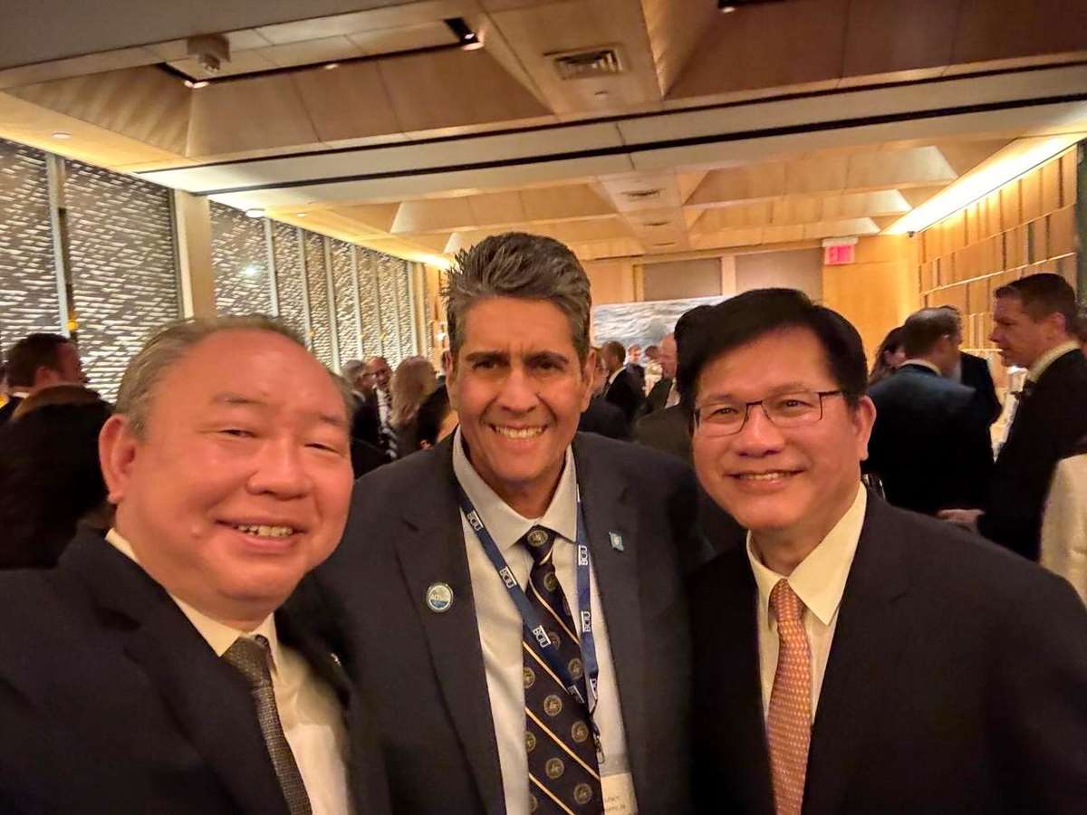 臉書帳號「帛琉總統辦公室」(Office of the President, Republic of Palau)發文並附上帛琉總統惠恕仁(Surangel S. Whipps, Jr.，中)在紐約與外交部長林佳龍(右)、駐美代表俞大㵢(左)的合影 (圖取自臉書Office of the President, Republic of Palau)