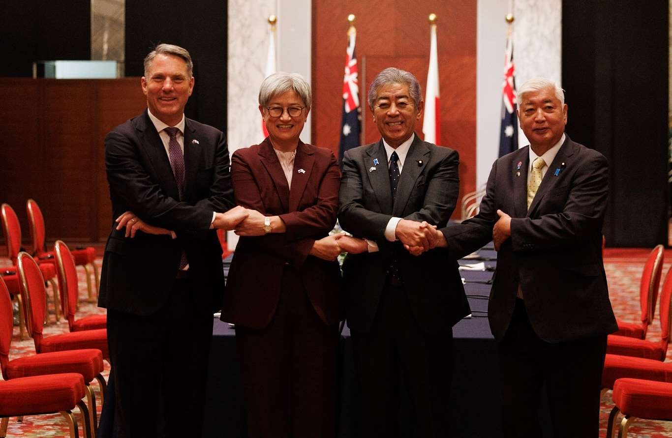 日本外交大臣岩屋毅(右2)、日本防衛大臣中谷元(右1)以及澳洲外長黃英賢(左2)和防長馬爾斯(Richard Marles)(左1)5日在東京舉行會談，兩國在會談中重申台海和平穩定的重要性。(圖：Richard Marles臉書)