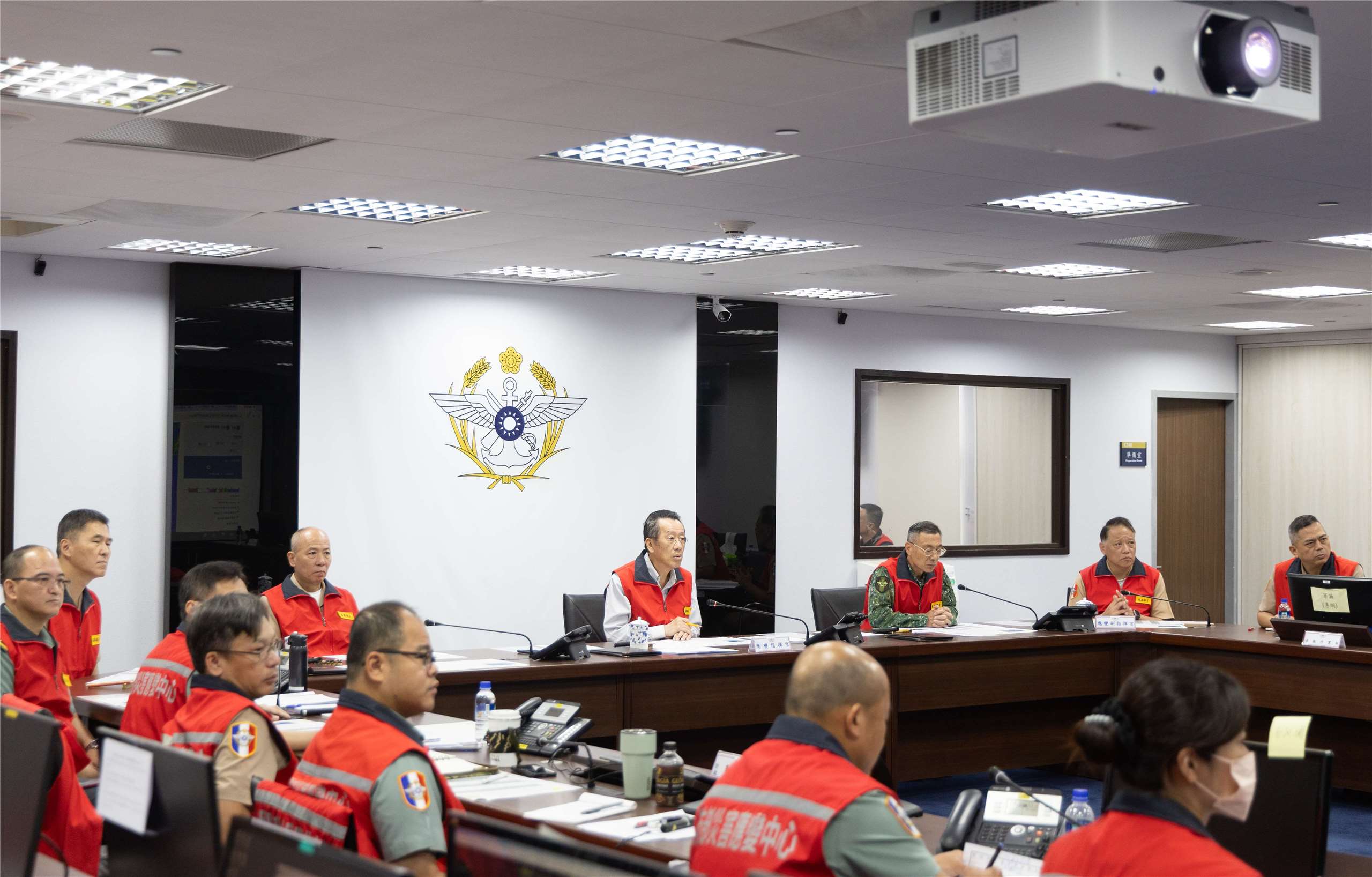 國防部長顧立雄29日主持國防部災害應變中心管制會議。 (國防部提供)