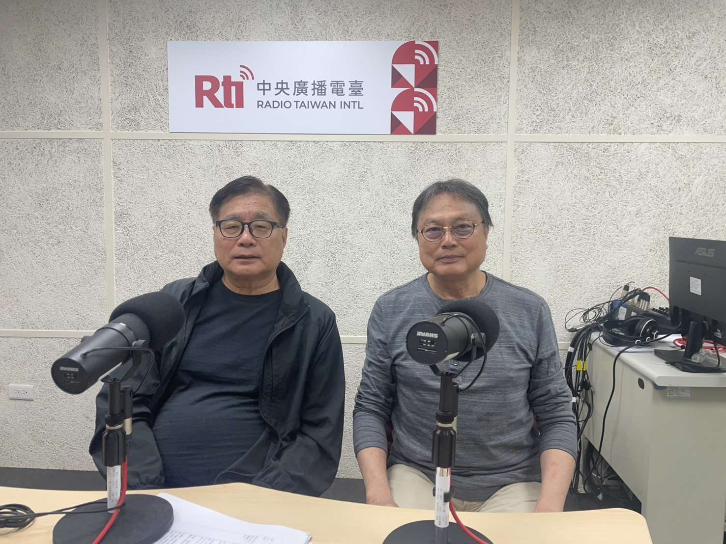 洪三雄先生( 圖右)接受主持人楊憲宏(左)專訪。( 資料照)  