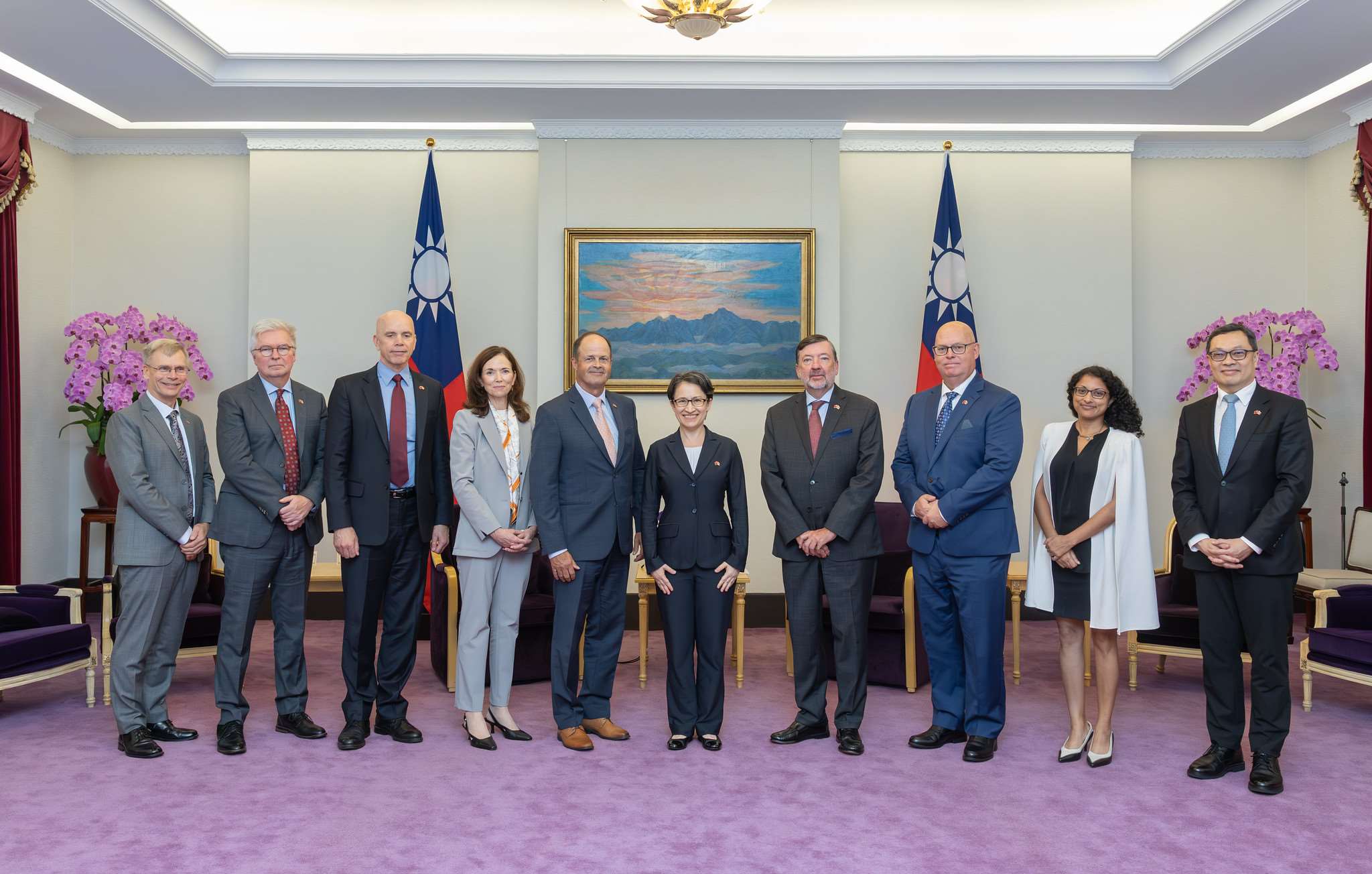 副總統蕭美琴(右5)22日下午接見「加拿大國安事務訪問團」。(總統府提供)