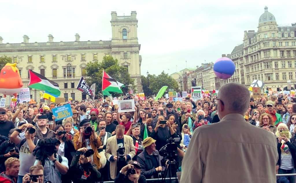 已遭工黨開除黨籍的前黨魁柯賓現身「反川」遊行集會發表演說。(FB@JeremyCorbynMP)