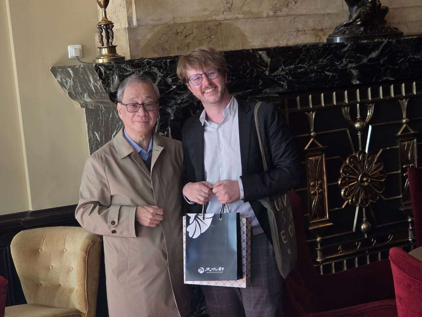 文化部長李遠(左)歐洲時間11日上午會晤捷克人權影展節目總監波什圖爾卡（Tomáš Poštulka）會晤，雙方相談甚歡，並允諾共同協助台灣擴展人權電影影響力。(江昭倫 攝)