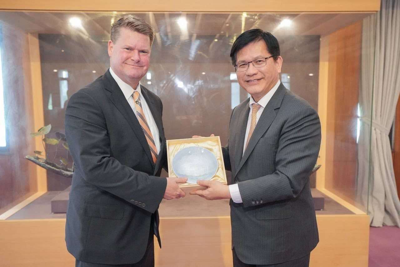 外交部長林佳龍致贈「印太安全研究所」（Institute for Indo-Pacific Security, IIPS）主席薛瑞福（Randall G. Schriver）禮品。(外交部提供)