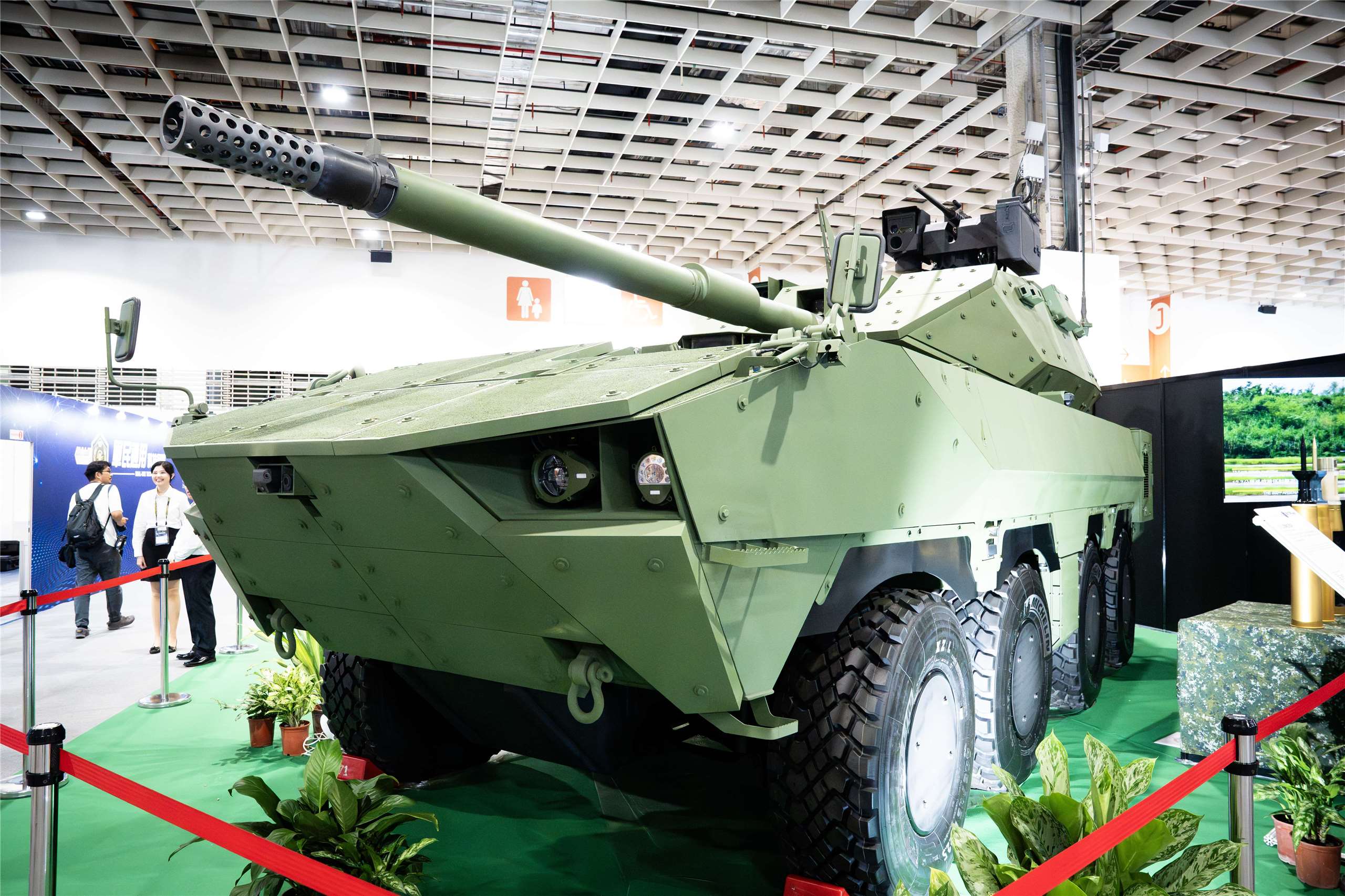 軍備局於「2025航太暨國防工業展」中，展出新式的105公厘輪型戰車，不僅車身降低，車體與砲塔內部也重新優化，機動性進一步提升。(楊仁翔 攝)