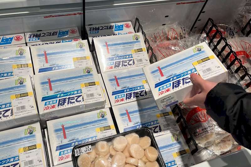日本福島等5縣市相關食品將。回歸邊境管理，採常態檢驗圖為民眾採買日本進口海鮮食品。(中央社)