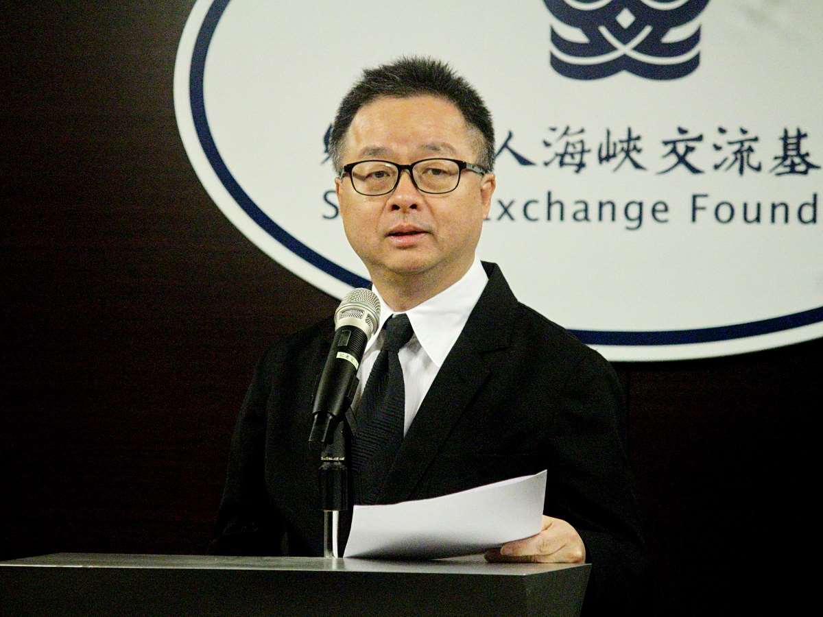 海基會祕書長羅文嘉12日表示，澎湖有一架醫療直升機，因受到共機不斷越過海峽中線的干擾而被迫延後起飛 (央廣記者王照坤 攝)