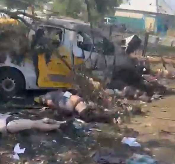 烏克蘭總統澤倫斯基(Volodymyr Zelensky)發布了一段遭空襲後現場拍攝的影片，顯示一具具遺體散落地面，一輛小休旅車在遊樂場附近遭燒毀。(圖擷取自X平台@ZelenskyyUa)