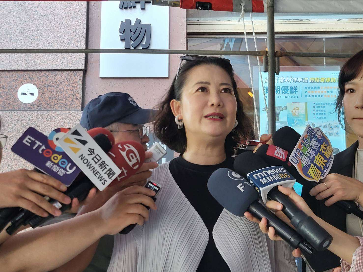 民進黨6日由兼任黨主席的賴清德總統領軍，啟動全國22縣市巡迴座談，首站從「台灣頭」基隆出發，再到台北市與地方黨公職座談交流。民進黨立委吳思瑤出席座談前受訪表示，罷免給民進黨深刻檢視這一年半的執政，行政與立法之間的問題，不要跟民意斷鏈，也不能跟基層黨意脫鉤。（趙婉淳 攝)