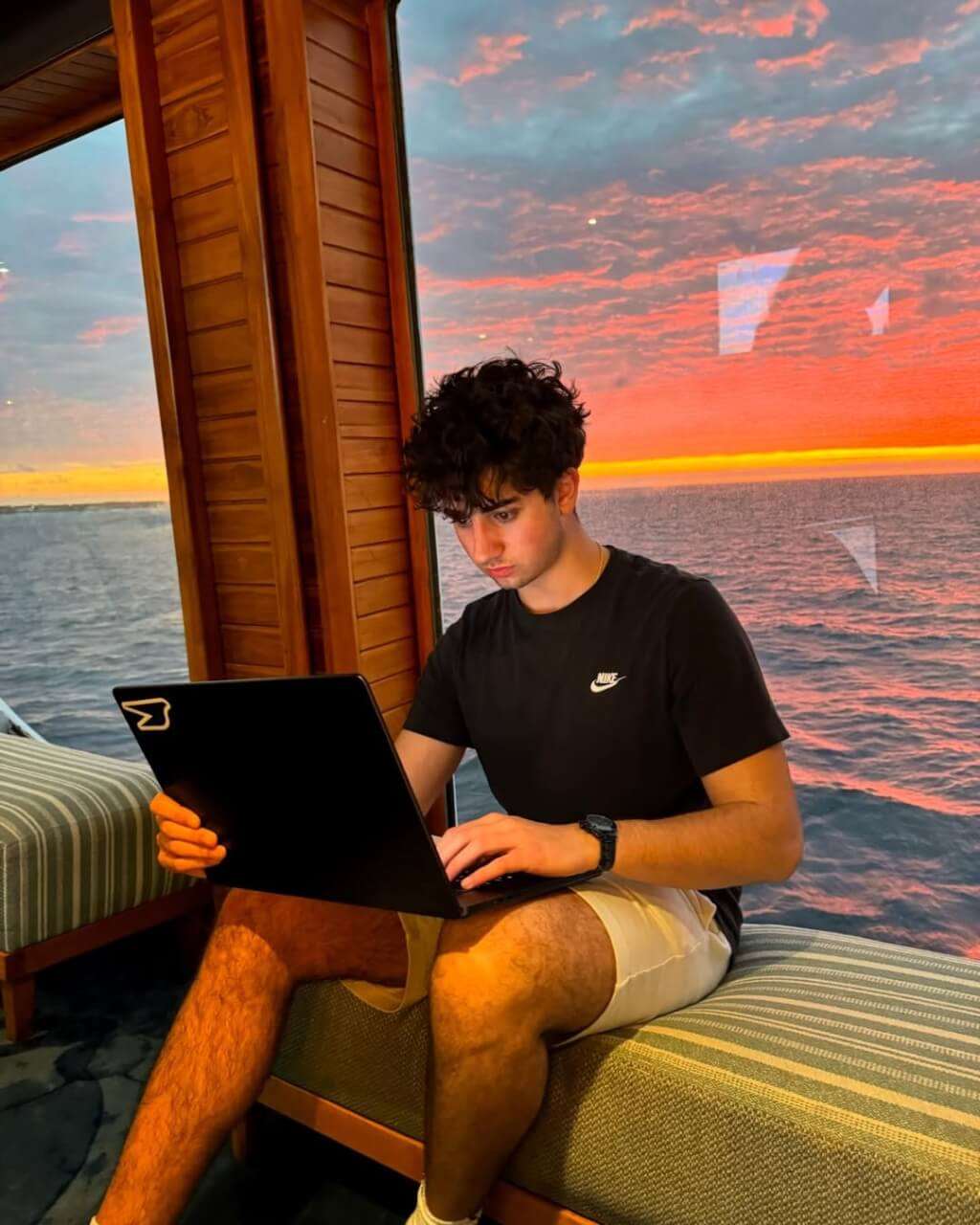 美國18歲青少年亞德加里運營一家科技公司，開發名為Cal AI的手機應用程式。(IG)