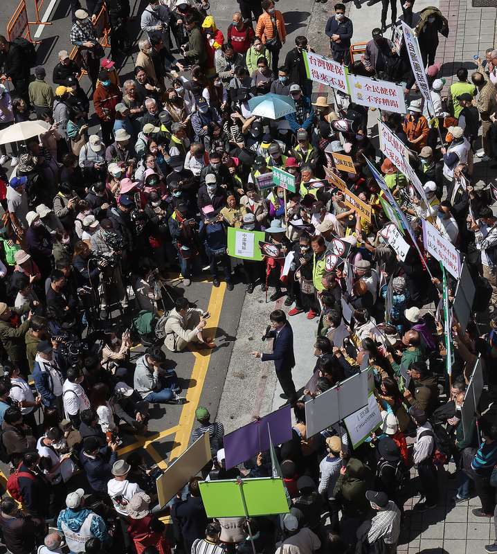 台派聯盟等民間團體2024年3月因亞亞等中配案曾舉行「反對洗人口修法」記者會，呼籲中配入籍條件應比照外配，此後藍白擬提案縮短中配入籍問題亦持續引發關注。資料照片(中央社)