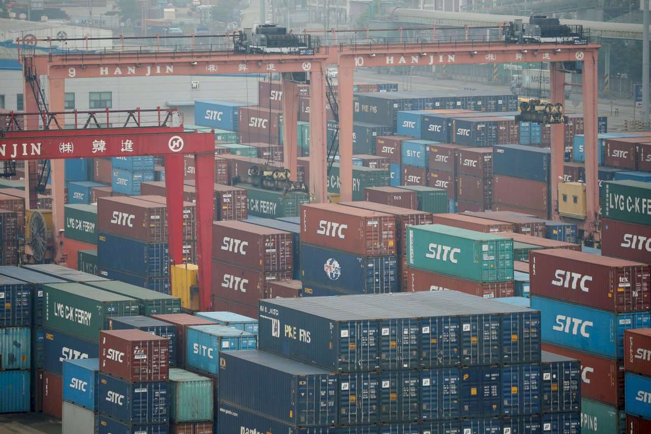 韓國出口表現開始落後台灣，上月台灣月度出口額已首次超過韓國。圖為南韓仁川貨櫃碼頭。資料照。