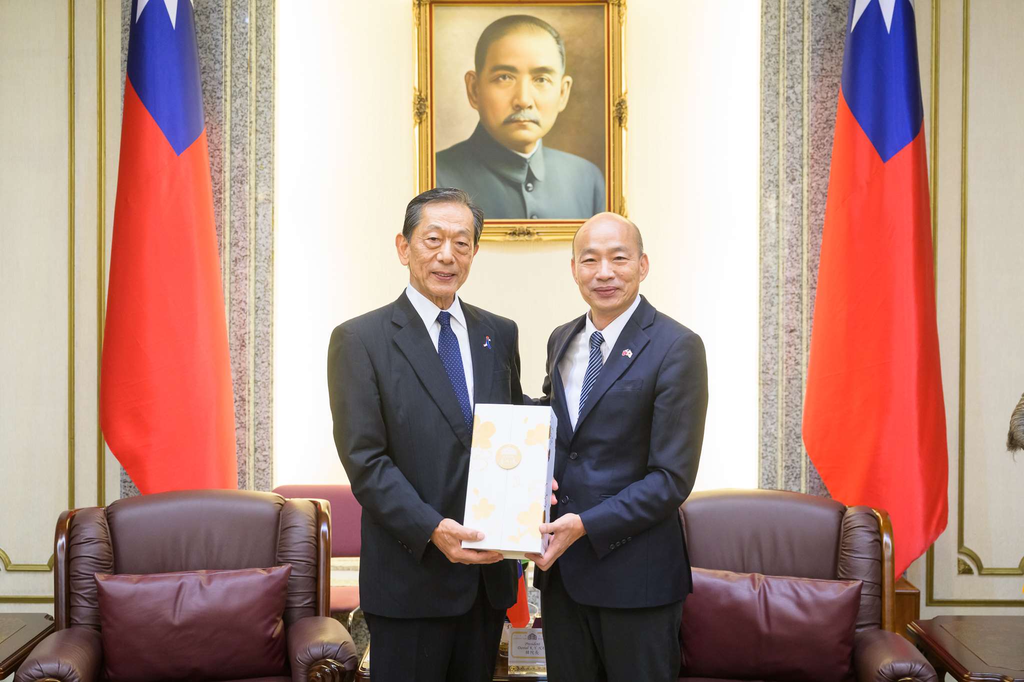 立法院長韓國瑜（右）17日接見「日本台灣交流協會」新任會長隅修三（SUMI Shuzo，左）一行。(立法院提供)