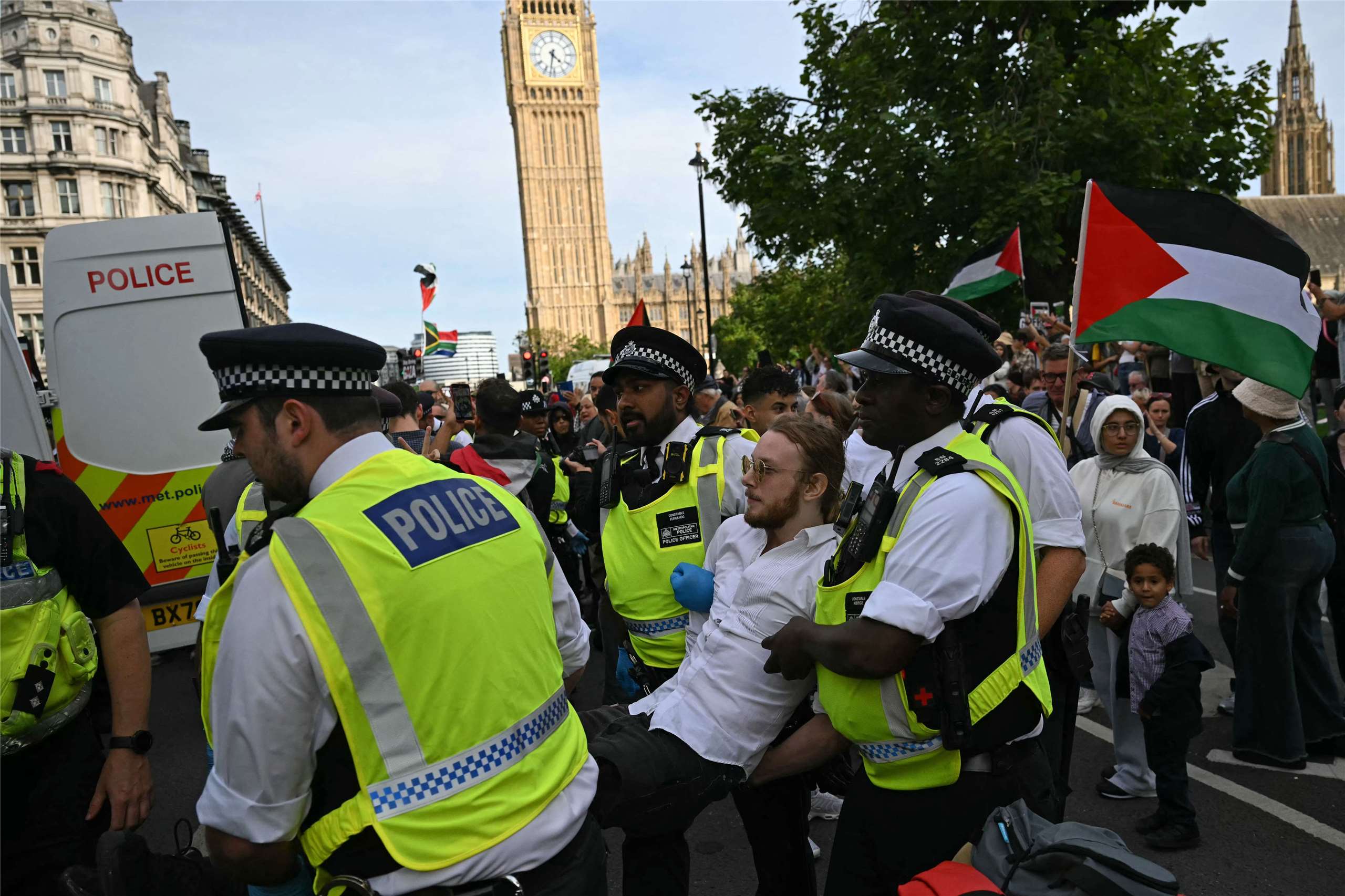 支持倡議團體「巴勒斯坦行動」(Palestine Action)的抗議活動6日在倫敦舉行，但已有超過400人被捕。(AFP)