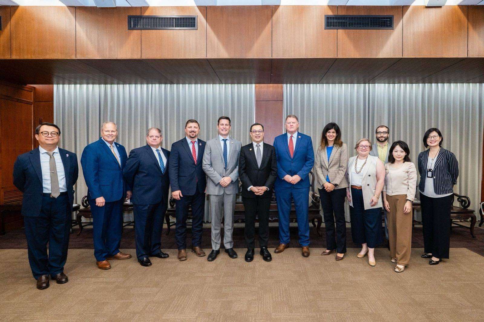 外交部政務次長陳明祺（左六）與美國東南地區州議會領袖訪問團成員合影。(圖 : 外交部)