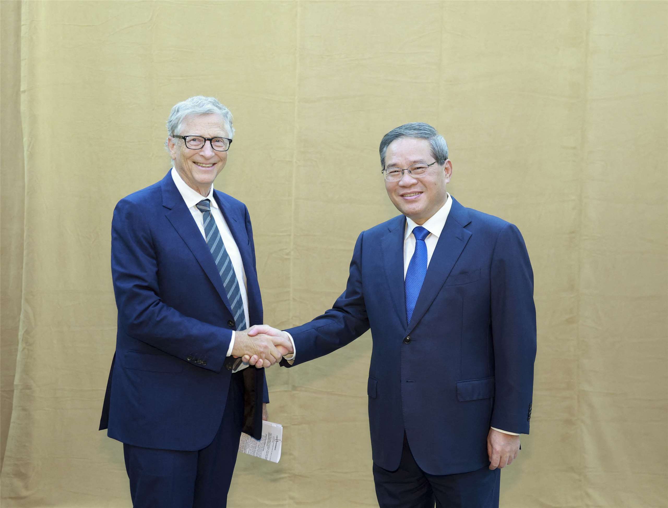 中國國務院總理李強24日在紐約會見美國蓋茲基金會主席比爾．蓋茲(Bill Gates)。