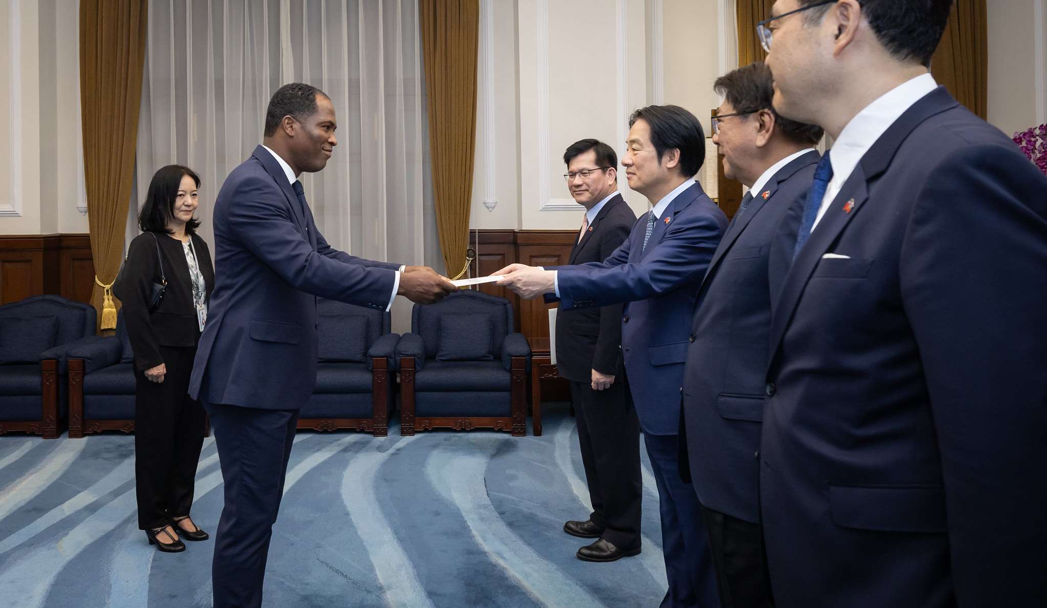 賴清德總統9日接受海地共和國新任駐台特命全權大使潘恩(Roudy Stanley Penn)呈遞到任國書。(圖:總統府)