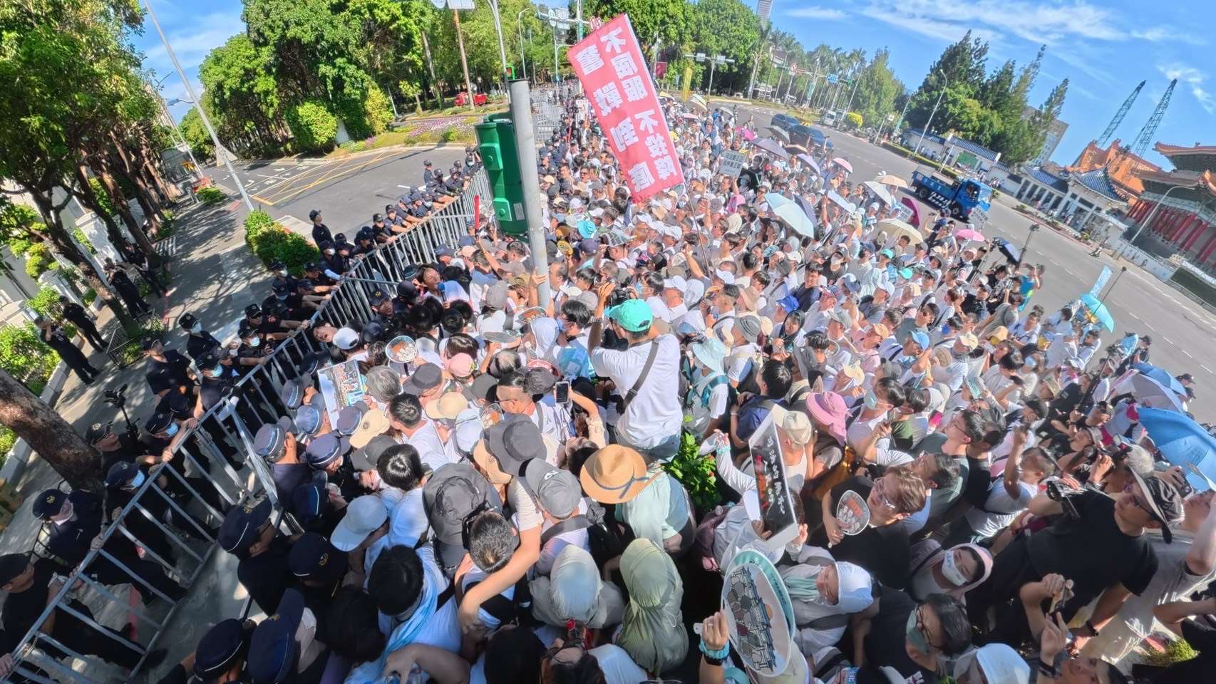 民眾黨日前舉行「司法改革 公民走讀」活動，群眾於中正紀念堂往總統官邸方向與警方對峙。(圖：台灣民眾黨提供)