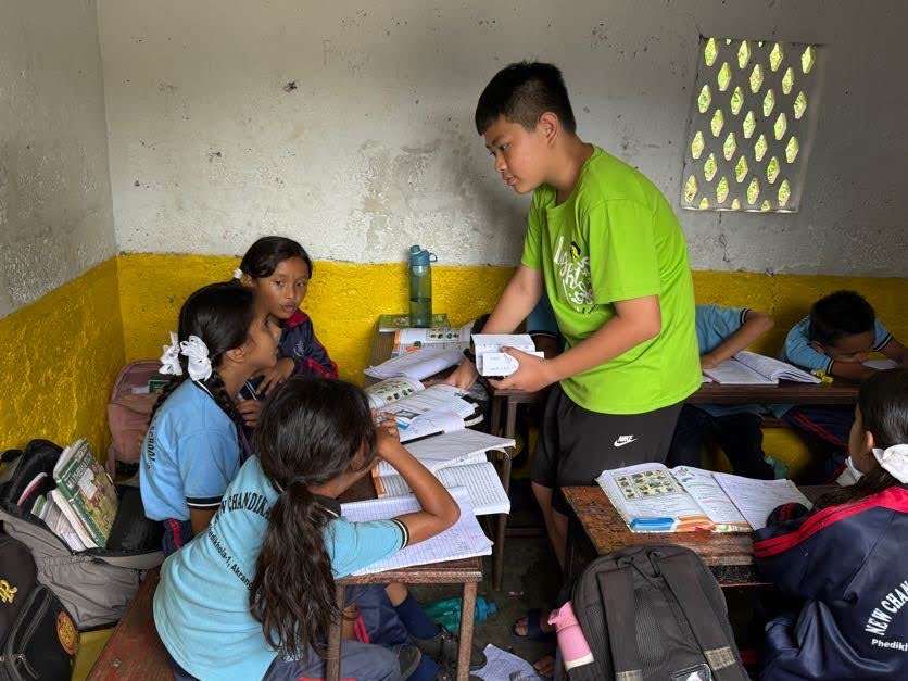 宜蘭縣岳明國中小學生到尼泊爾進行國際服務學習。(岳明國中小提供)