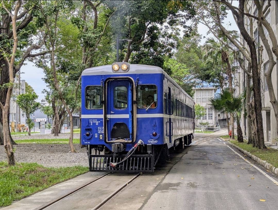 鐵博首階段開放，每週末開放民眾付費在園區內體驗搭程藍皮柴油火車的復古滋味。(國家鐵道博物館籌備處提供)