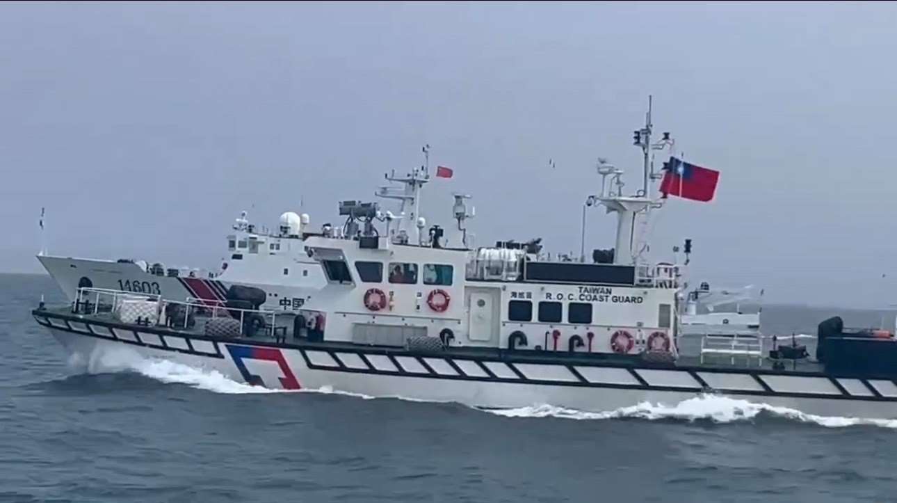 中國科研船28日現跡台灣北部海域，海巡署偵獲後立即出動2艦2艇全程併航監控，並迫近強勢驅離，迫使其改變航向、往外駛離。資料照。(圖：海洋委員會海巡署金馬澎分署)