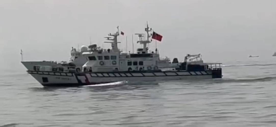 一艘台籍工作船8月31日在金門禁限制水域外與中國漁船發生絞網，遭對方圍困索賠，人員通報海巡，經海巡協助雙方和平解決糾紛，沒有造成人員傷亡，工作船後續在海巡協助下安全返港。 (資料照／海巡署提供)