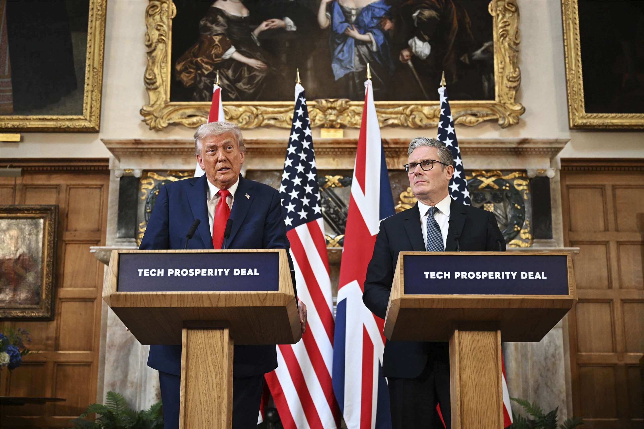 美國總統川普(Donald Trump，左)在訪英行程第二天，與英國首相施凱爾(Keir Starmer，右)於英相官邸契克斯莊園共同舉行記者會。(美聯社/達志影像)