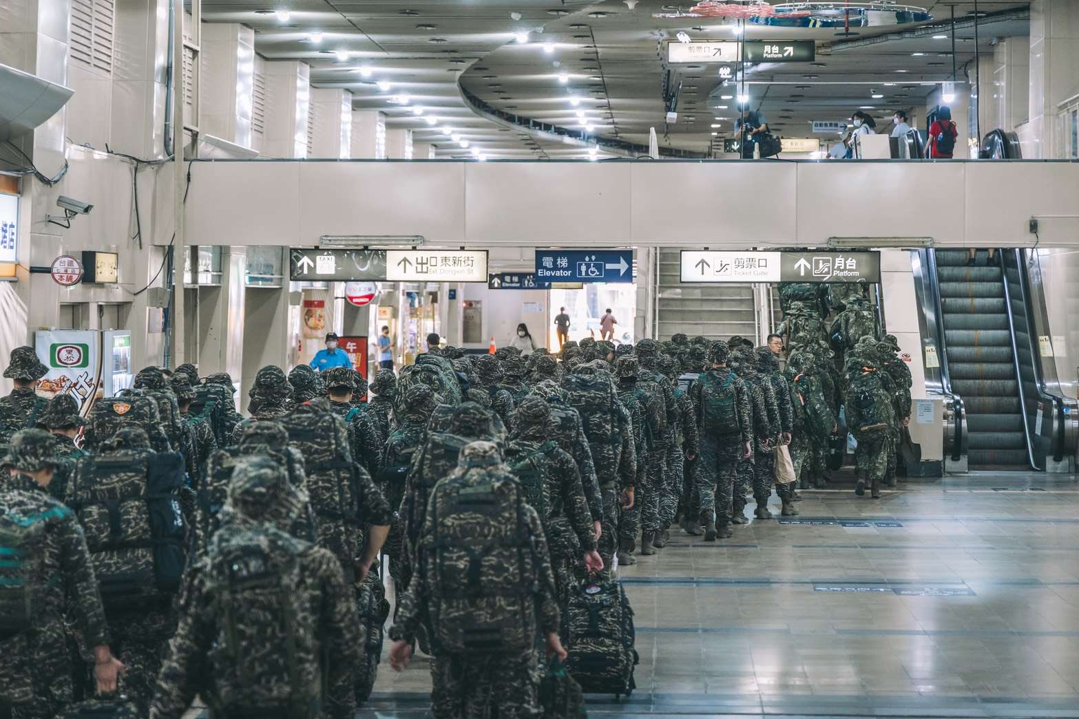 針對花蓮光復鄉災情，國軍持續投入救援，目前已累計出動超過1萬人次兵力協助災區清淤復原。 （國軍第三作戰區提供）