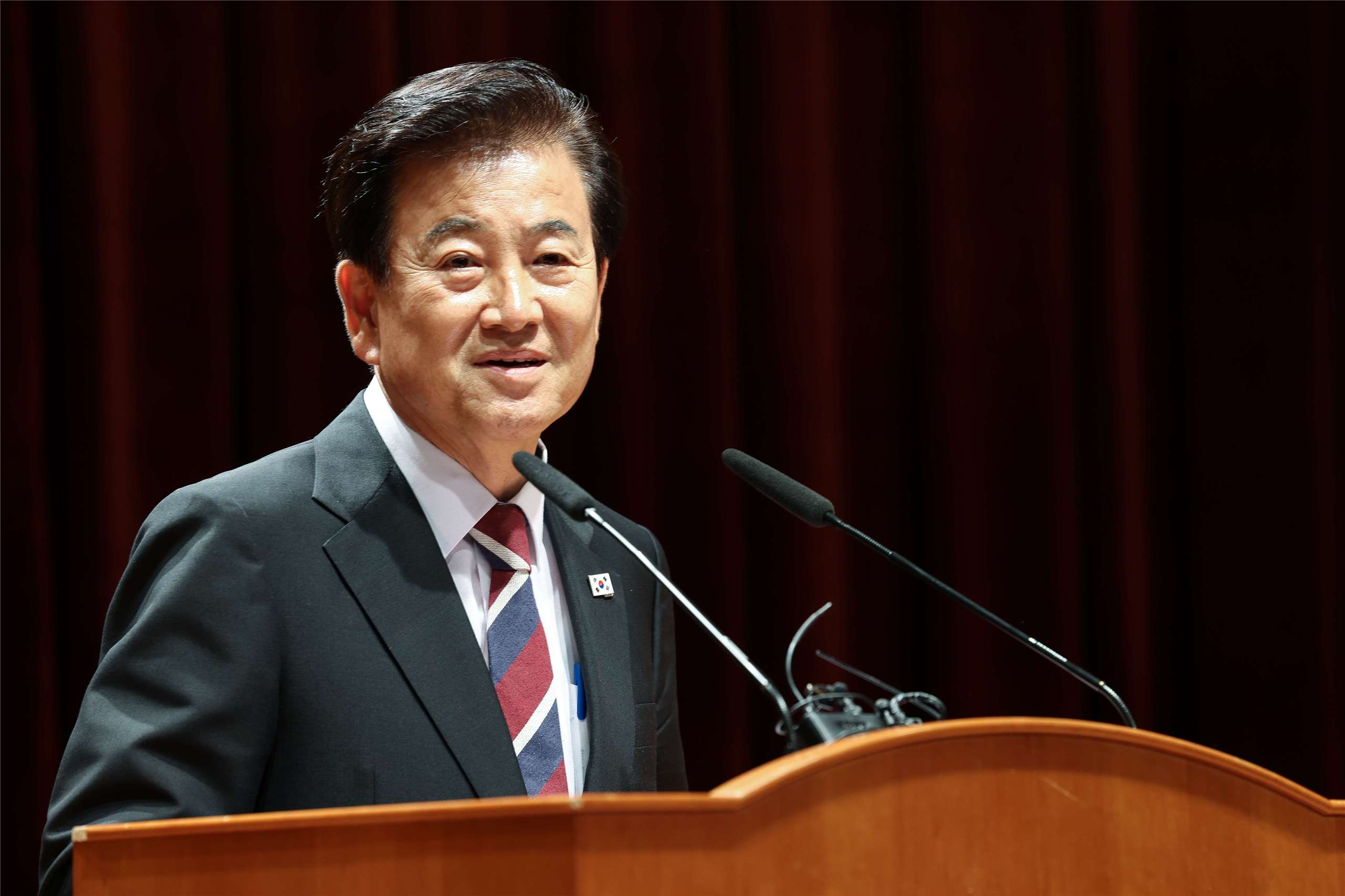 南韓統一部25日表示，北韓據信擁有多達2噸的高純度濃縮鈾。圖為南韓統一部部長鄭東泳。(圖：南韓統一部)