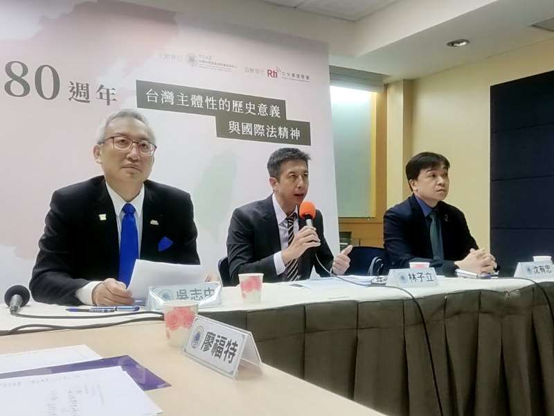 東海大學中國大陸暨區域發展研究中心主辦、中央廣播電臺協辦「二戰80週年與台灣主體性的歷史意義與國際法精神」2日舉行，圖左至右為外交部次長吳志中、中心主任林子立、陸委會副主委沈有忠 (央廣記者王照坤 攝)