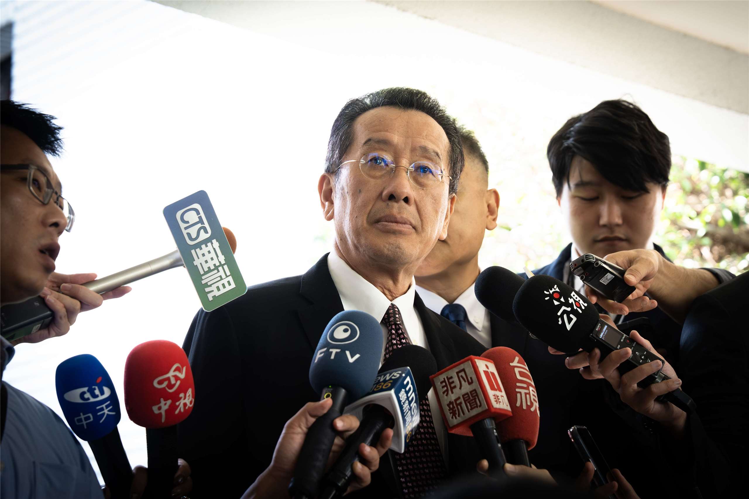 國防部長顧立雄30日受訪表示，目前國造潛艦原型艦「海鯤艦」的測試進度落後，要在11月交艦確實有挑戰，但海軍會努力進行，對於成功交艦仍有信心。(楊仁翔 攝)